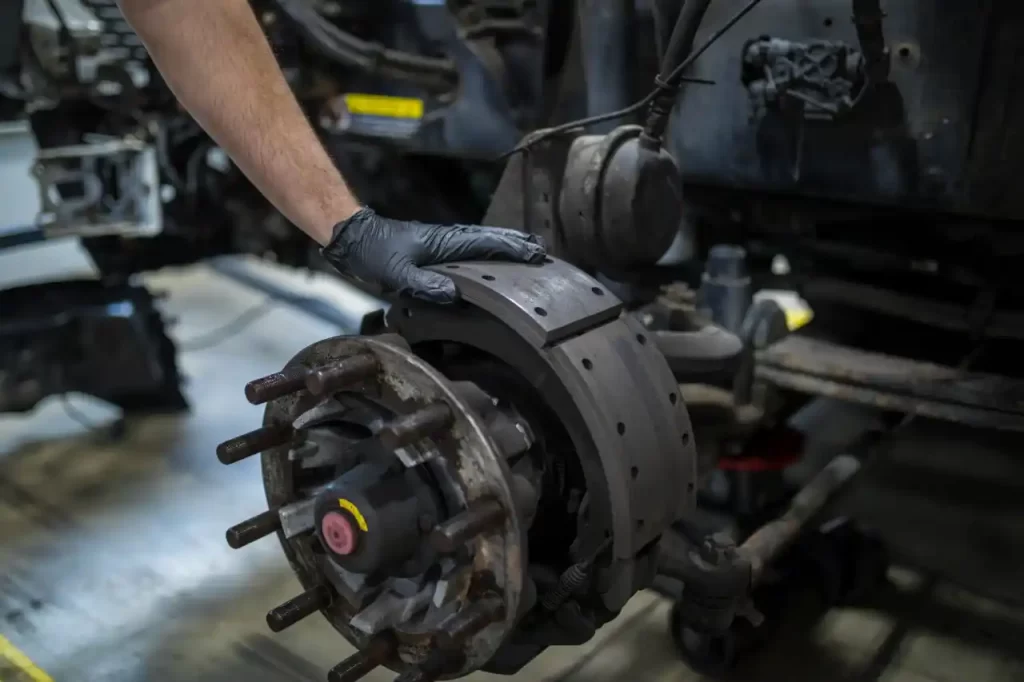 Home 64833f966e9b71302aca5bb2 understanding the differences between air and hydraulic brakes in heavy duty trucks.webp